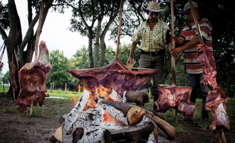 Carne ensartada en vara con folklore