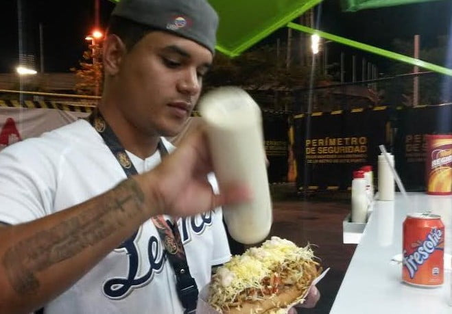 Comer en el estadio amerita mucha plata en los bolsillos