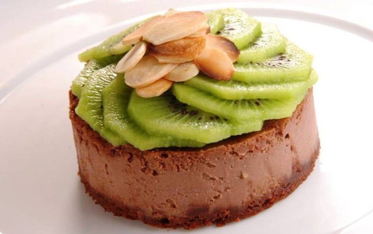 Torta de queso y cacao cubierta de frutas