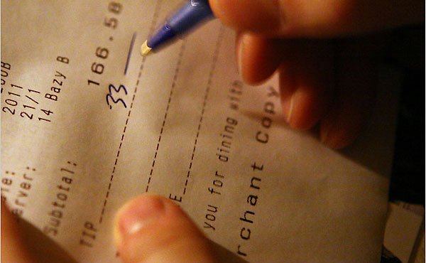 ¿La propina es obligatoria o se gana?