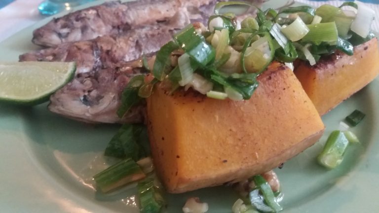 Auyama horneada con especias con picadillo de cebollín y nueces #recetasen4