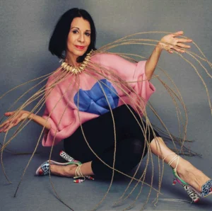 Angela Oraa fotografiada por Guillermo Felizola, con accesorios de Adriano Russel y zapatos de Sophia Webster.