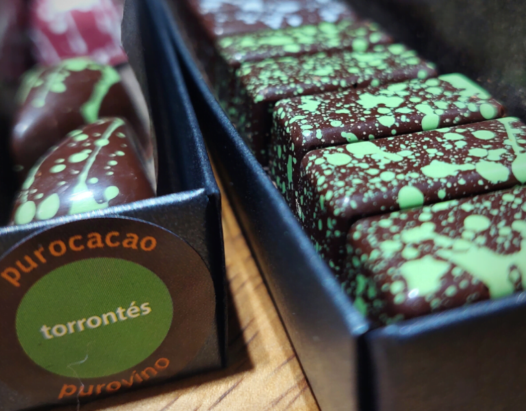 Purocacao crea caja de bombones que resalta el terroir de los vinos El Enemigo￼