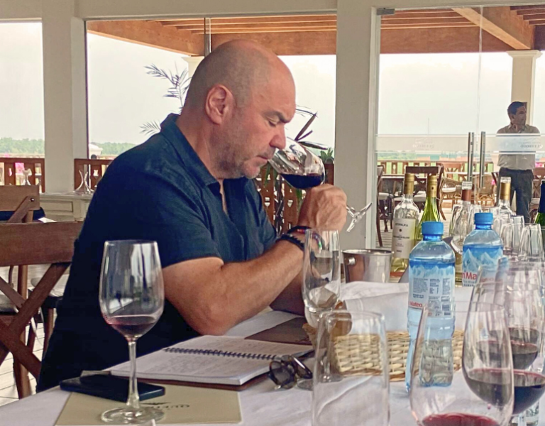 Patricio Tapia evaluó vinos peruanos para la Guía Descorchados 2024